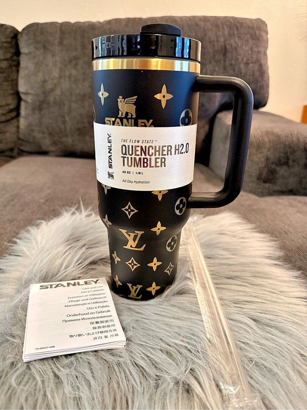 Stanley The FlowState Quencher H2.0 Tumbler 40 oz Black & Gold